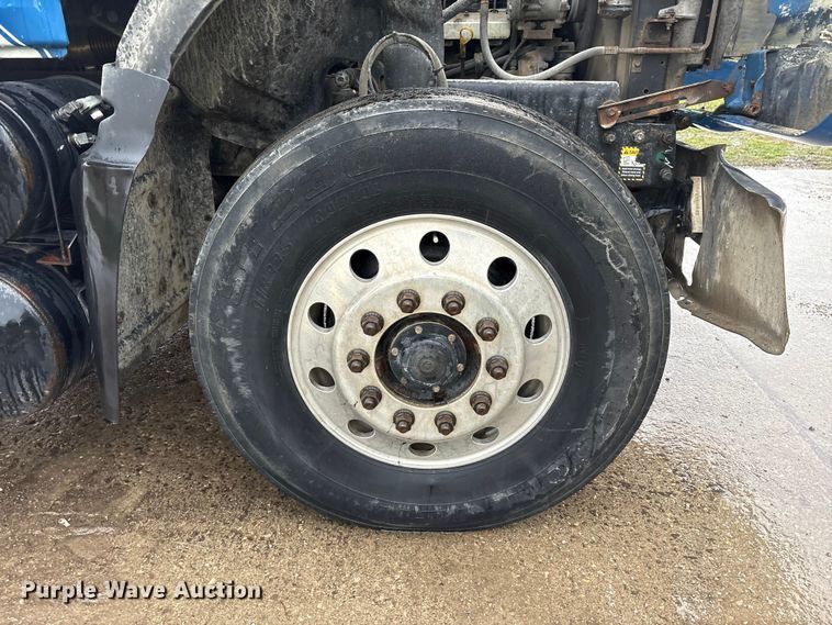 image for item FK1028 2003 Mack CV713 semi truck