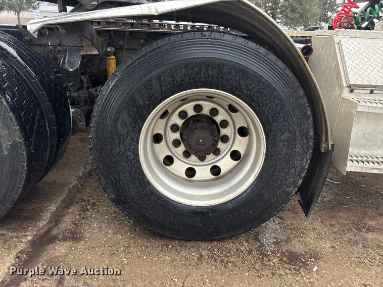 image for item FK1028 2003 Mack CV713 semi truck