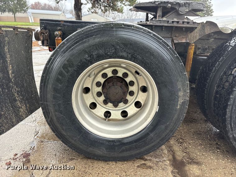 image for item FK1028 2003 Mack CV713 semi truck