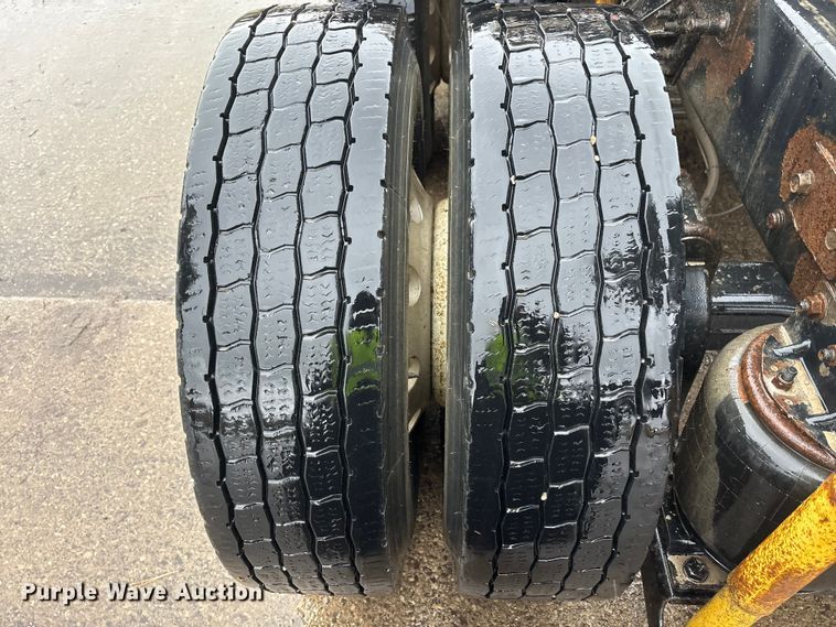 image for item FK1028 2003 Mack CV713 semi truck