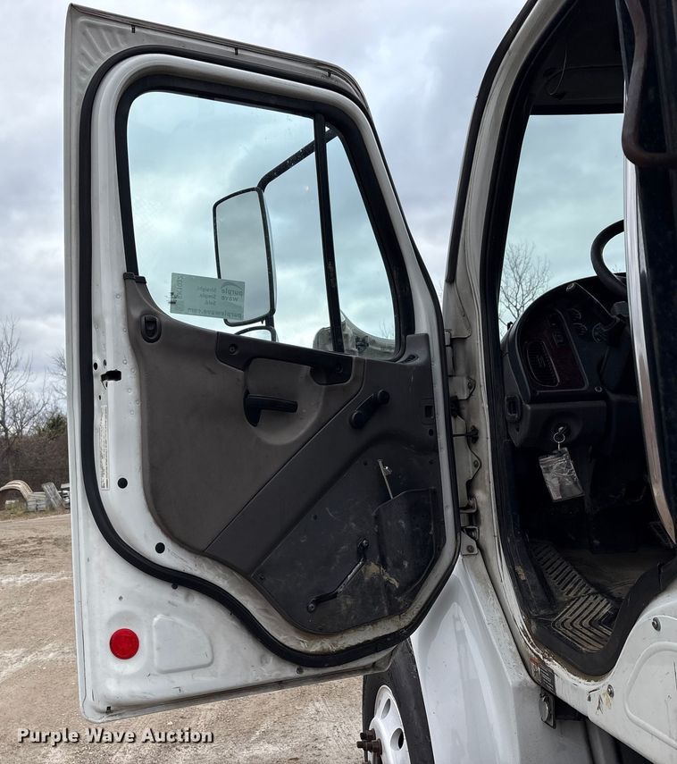 image for item FK1032 2014 Freightliner Business Class M2 flatbed truck