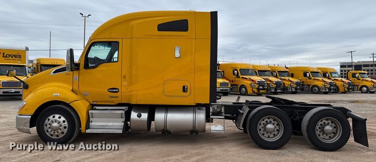 image for item HI9380 2022 Kenworth T680 semi truck