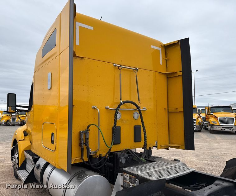 image for item HI9380 2022 Kenworth T680 semi truck