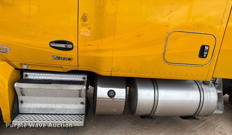 image for item HI9380 2022 Kenworth T680 semi truck