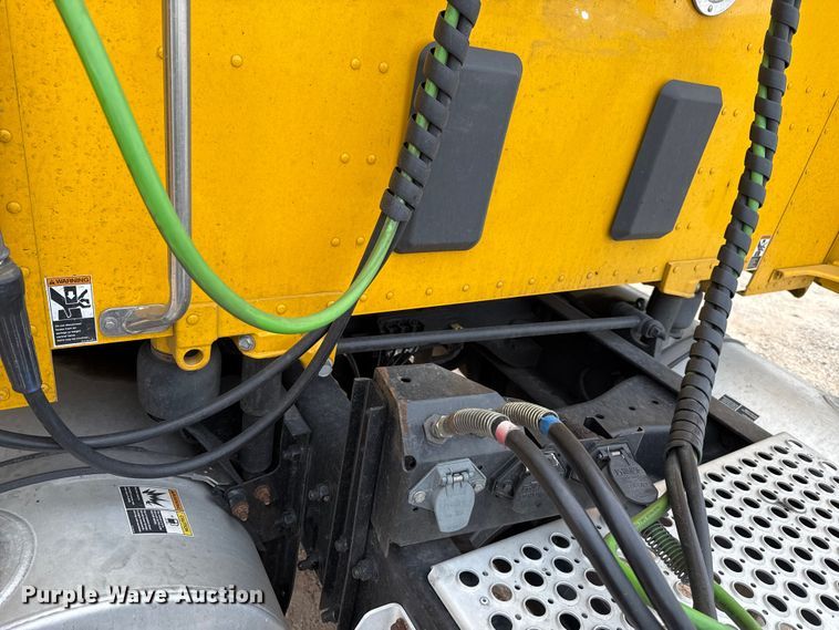 image for item HI9380 2022 Kenworth T680 semi truck