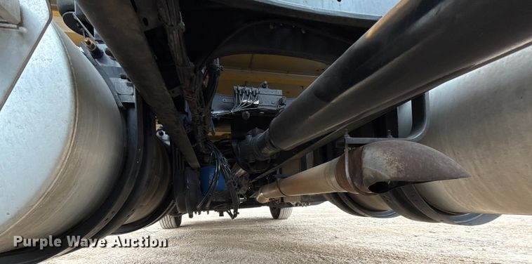 image for item HI9380 2022 Kenworth T680 semi truck