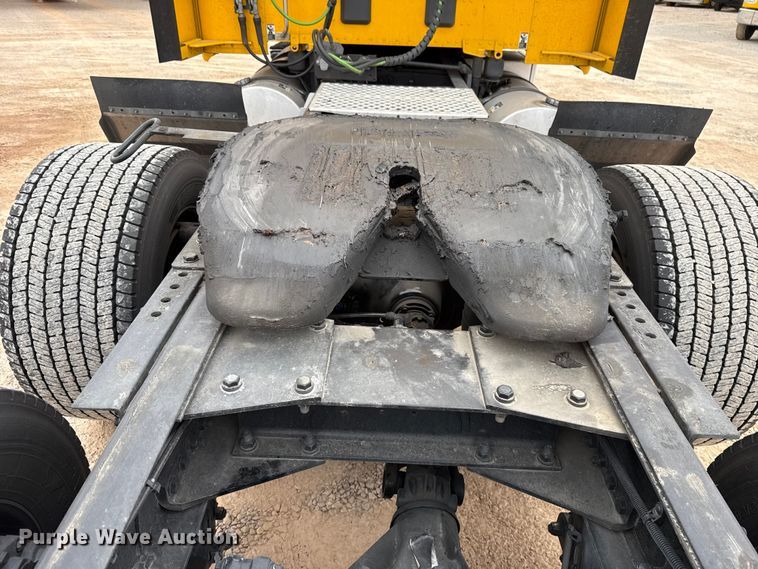 image for item HI9380 2022 Kenworth T680 semi truck