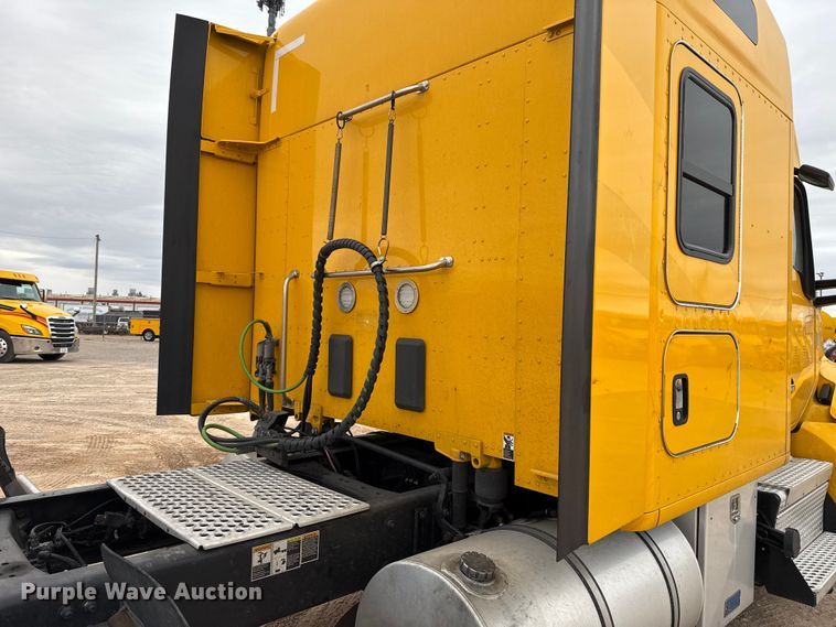 image for item HI9380 2022 Kenworth T680 semi truck