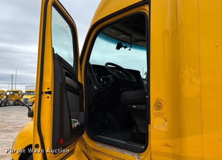 image for item HI9380 2022 Kenworth T680 semi truck