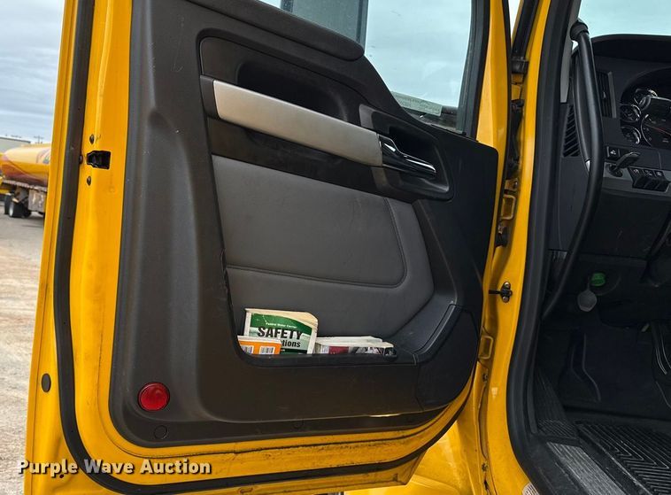 image for item HI9380 2022 Kenworth T680 semi truck