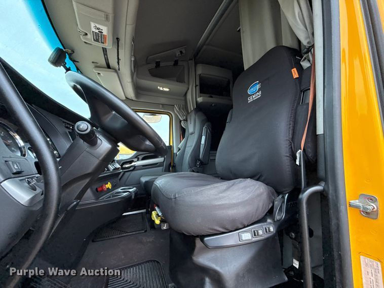 image for item HI9380 2022 Kenworth T680 semi truck