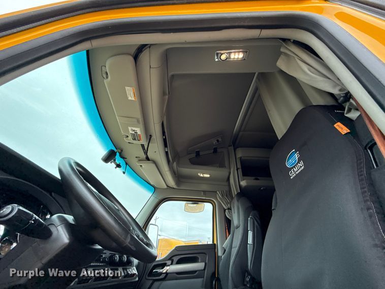 image for item HI9380 2022 Kenworth T680 semi truck