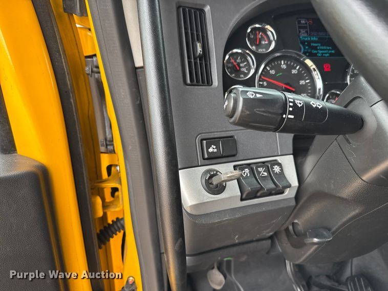 image for item HI9380 2022 Kenworth T680 semi truck