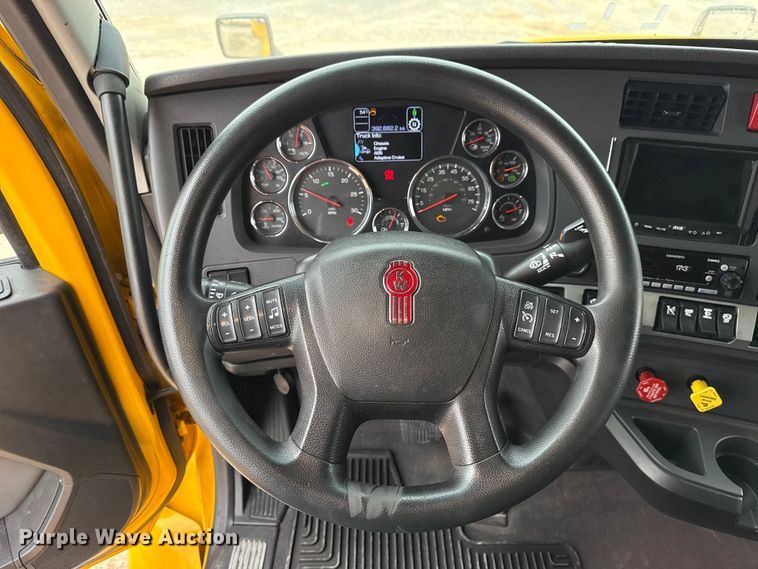 image for item HI9380 2022 Kenworth T680 semi truck