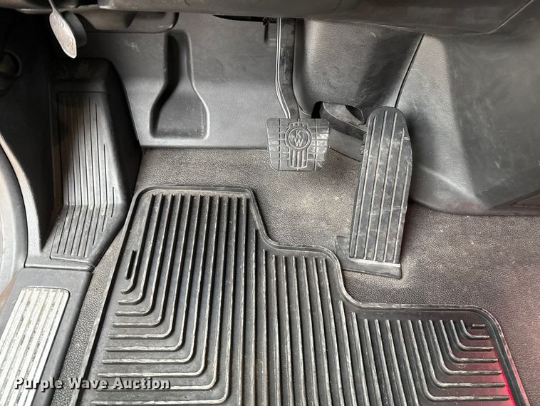 image for item HI9380 2022 Kenworth T680 semi truck