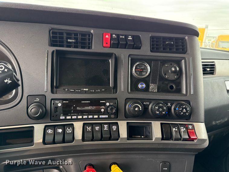image for item HI9380 2022 Kenworth T680 semi truck