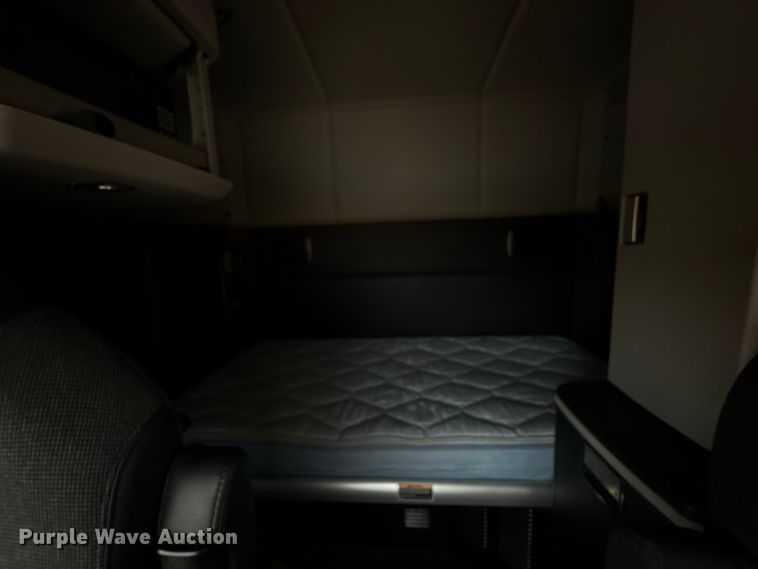 image for item HI9380 2022 Kenworth T680 semi truck