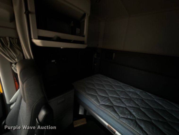 image for item HI9380 2022 Kenworth T680 semi truck