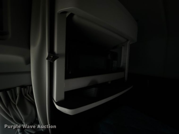 image for item HI9380 2022 Kenworth T680 semi truck