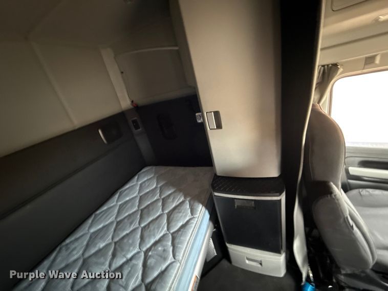 image for item HI9380 2022 Kenworth T680 semi truck