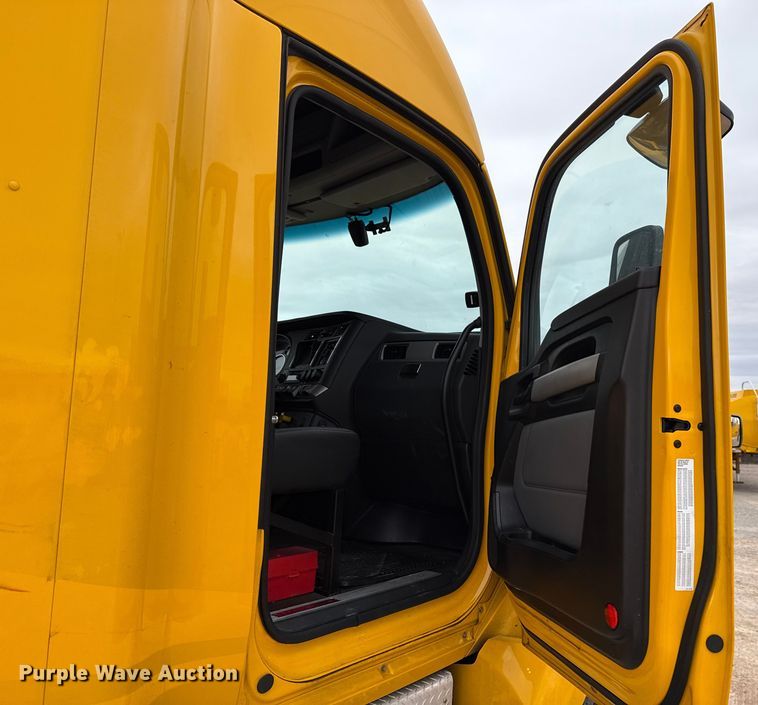 image for item HI9380 2022 Kenworth T680 semi truck