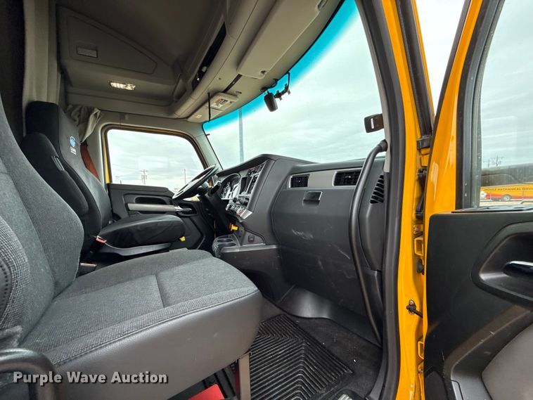 image for item HI9380 2022 Kenworth T680 semi truck