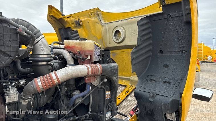 image for item HI9380 2022 Kenworth T680 semi truck