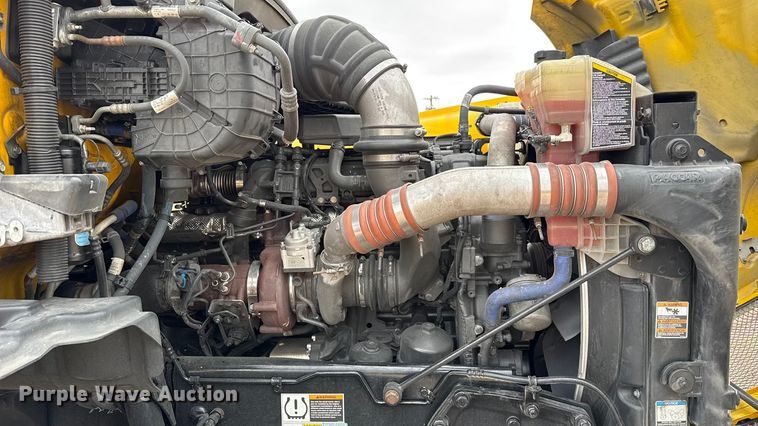 image for item HI9380 2022 Kenworth T680 semi truck