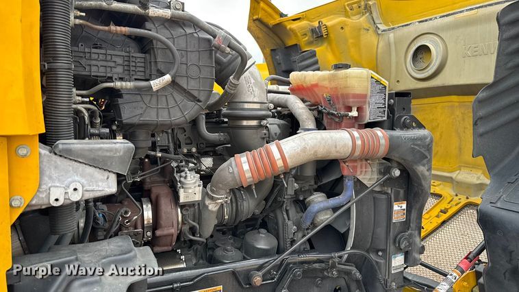 image for item HI9380 2022 Kenworth T680 semi truck