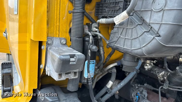 image for item HI9380 2022 Kenworth T680 semi truck