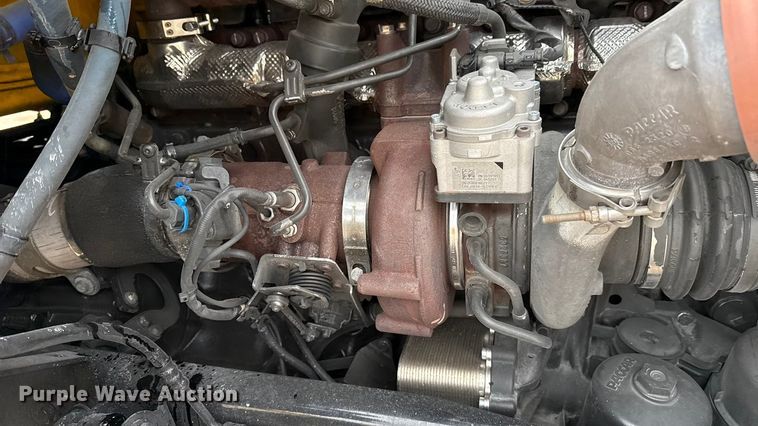 image for item HI9380 2022 Kenworth T680 semi truck