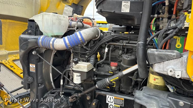 image for item HI9380 2022 Kenworth T680 semi truck