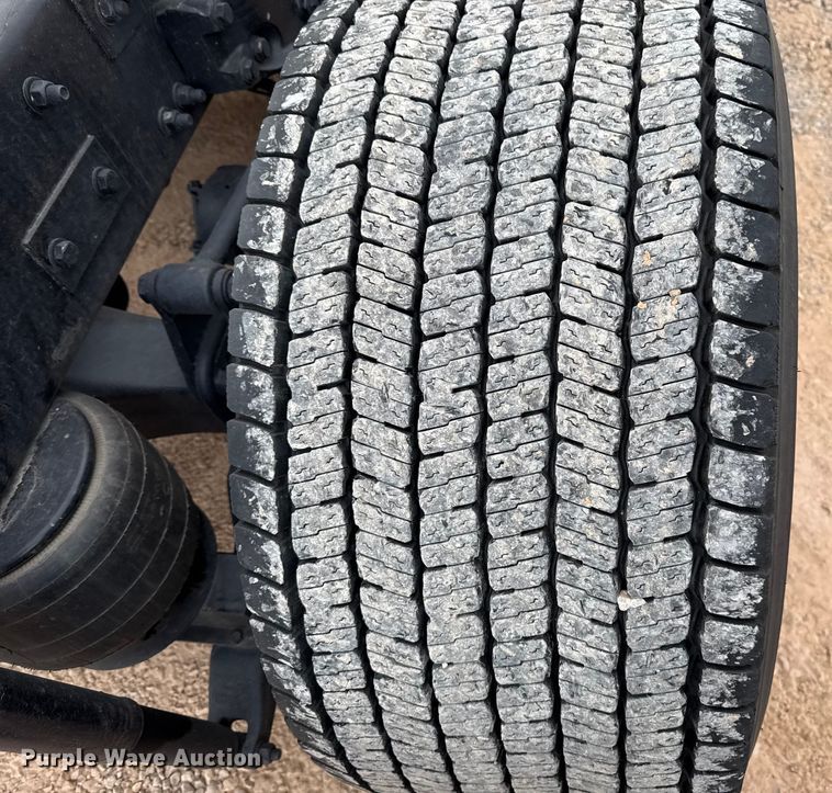 image for item HI9380 2022 Kenworth T680 semi truck