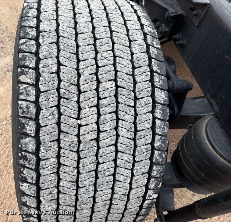 image for item HI9380 2022 Kenworth T680 semi truck