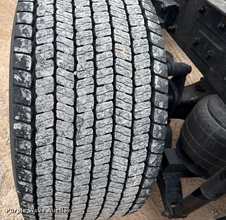 image for item HI9380 2022 Kenworth T680 semi truck