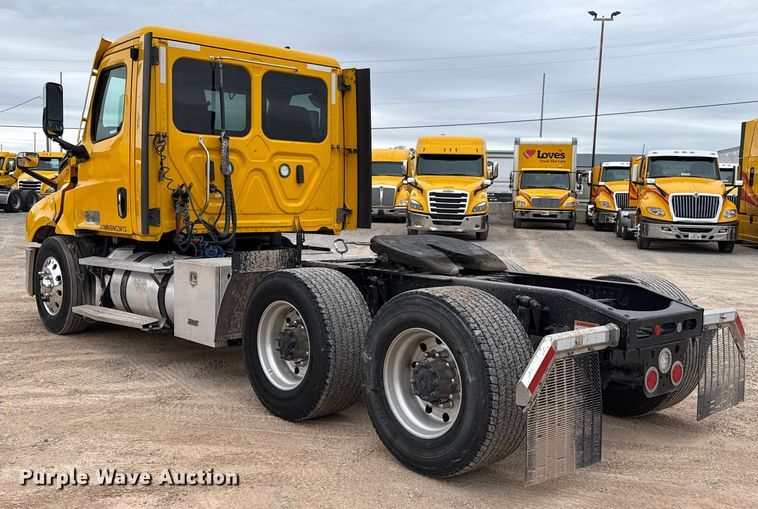 image for item HI9382 2022 Freightliner Cascadia 126 semi truck