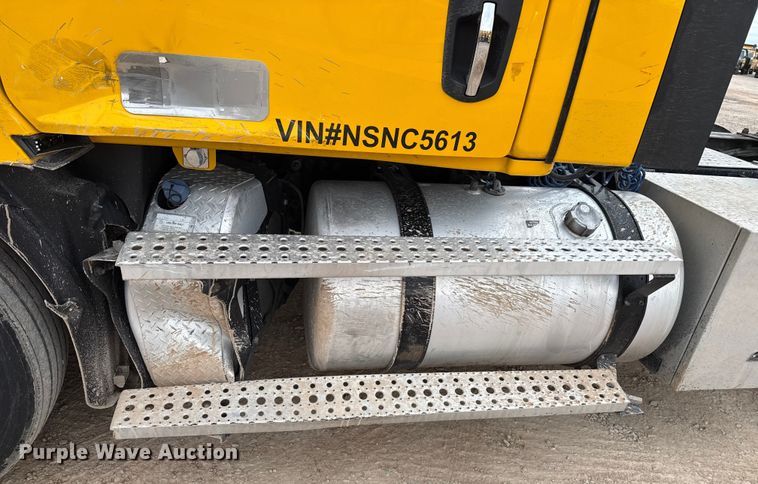 image for item HI9382 2022 Freightliner Cascadia 126 semi truck