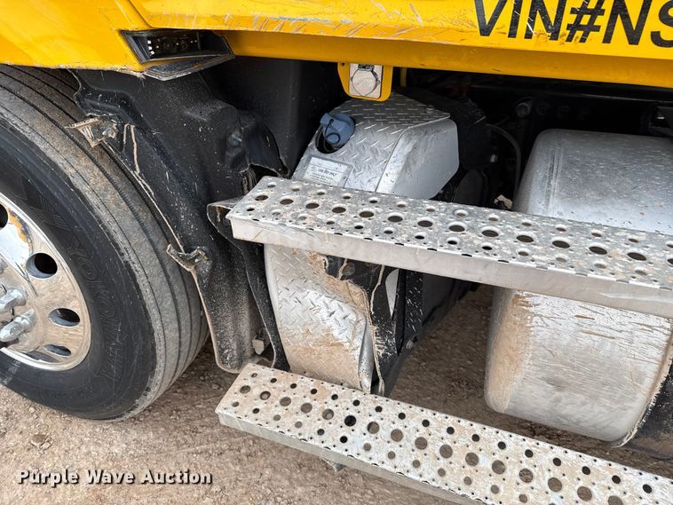 image for item HI9382 2022 Freightliner Cascadia 126 semi truck