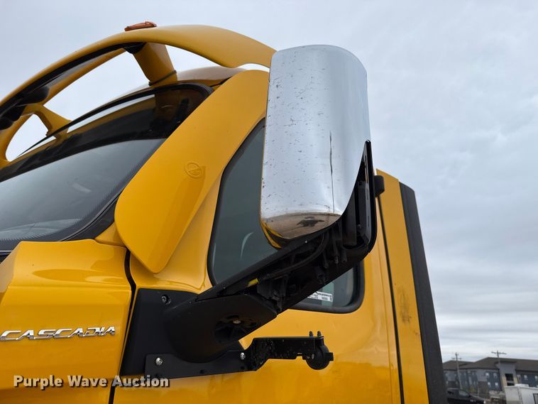 image for item HI9382 2022 Freightliner Cascadia 126 semi truck