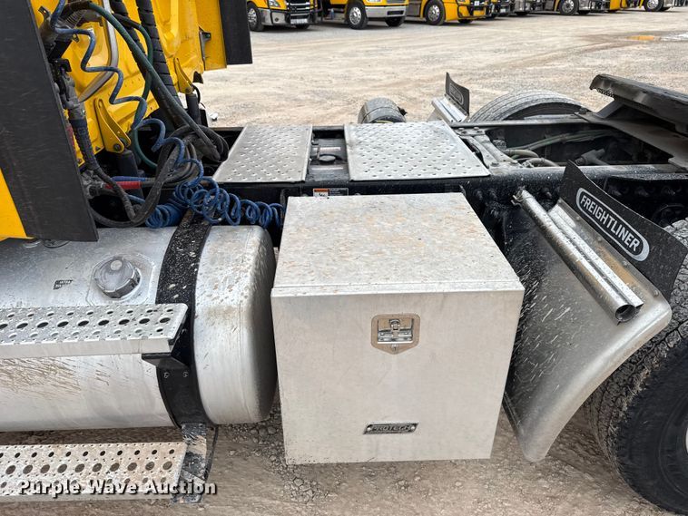 image for item HI9382 2022 Freightliner Cascadia 126 semi truck