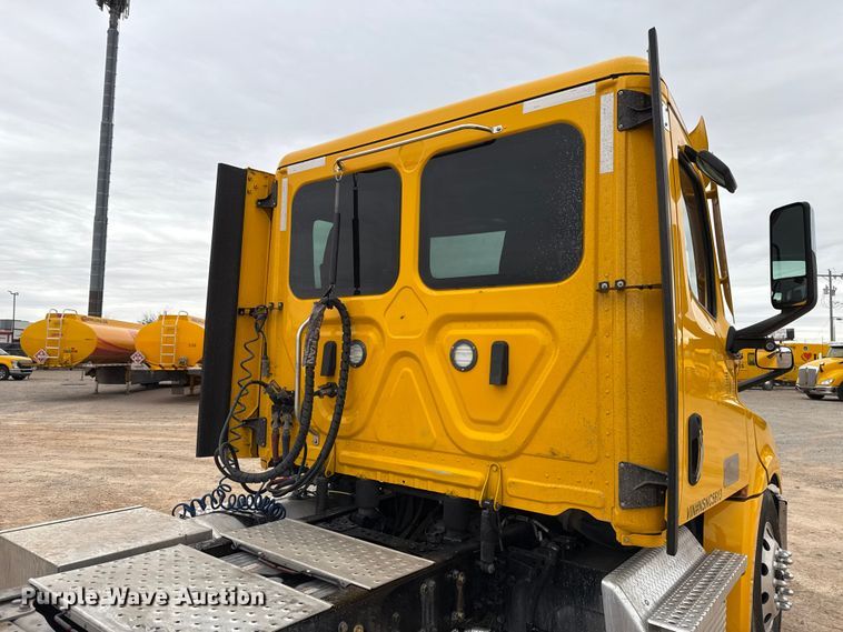 image for item HI9382 2022 Freightliner Cascadia 126 semi truck