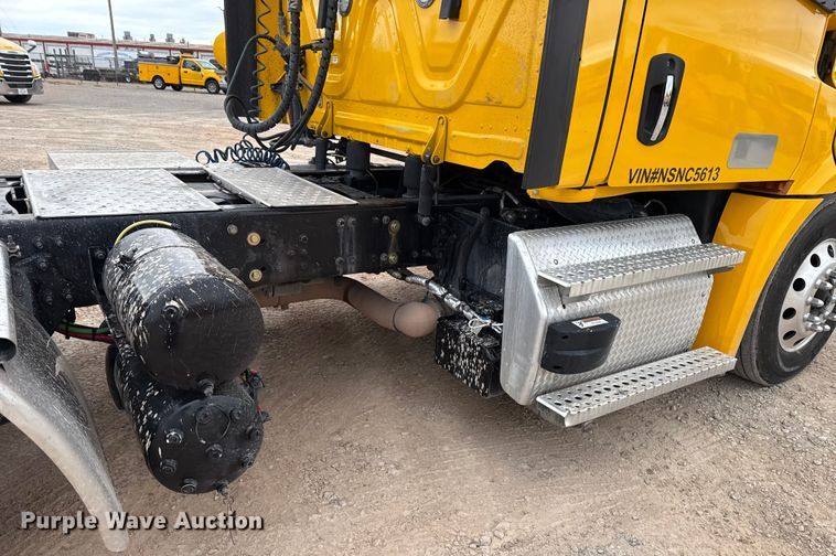 image for item HI9382 2022 Freightliner Cascadia 126 semi truck