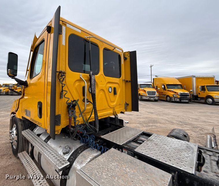 image for item HI9382 2022 Freightliner Cascadia 126 semi truck