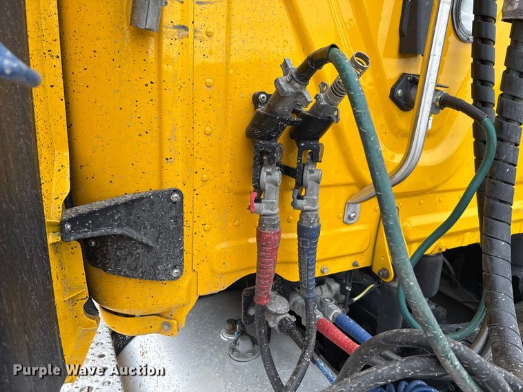 image for item HI9382 2022 Freightliner Cascadia 126 semi truck