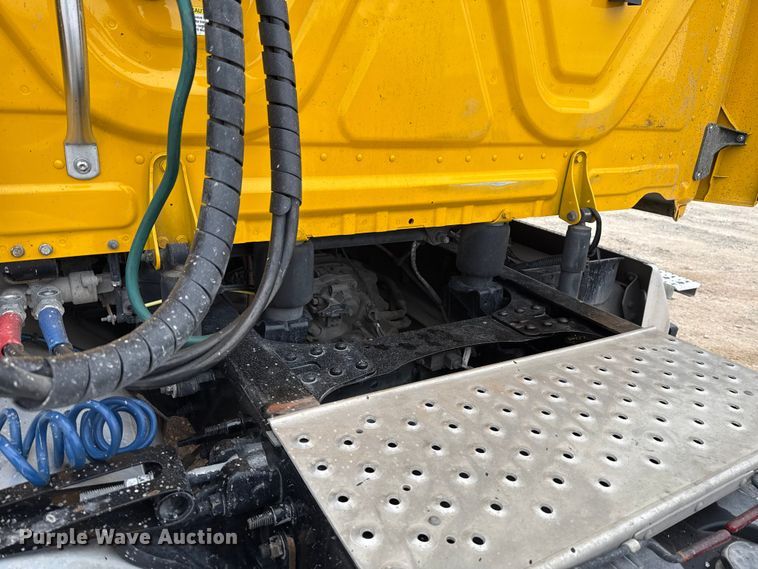 image for item HI9382 2022 Freightliner Cascadia 126 semi truck