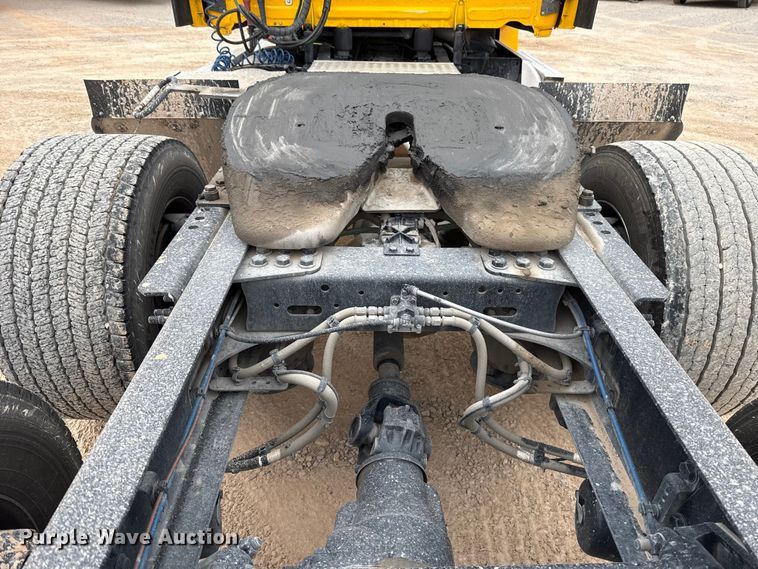 image for item HI9382 2022 Freightliner Cascadia 126 semi truck