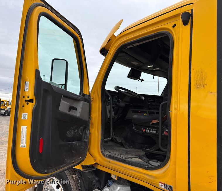 image for item HI9382 2022 Freightliner Cascadia 126 semi truck