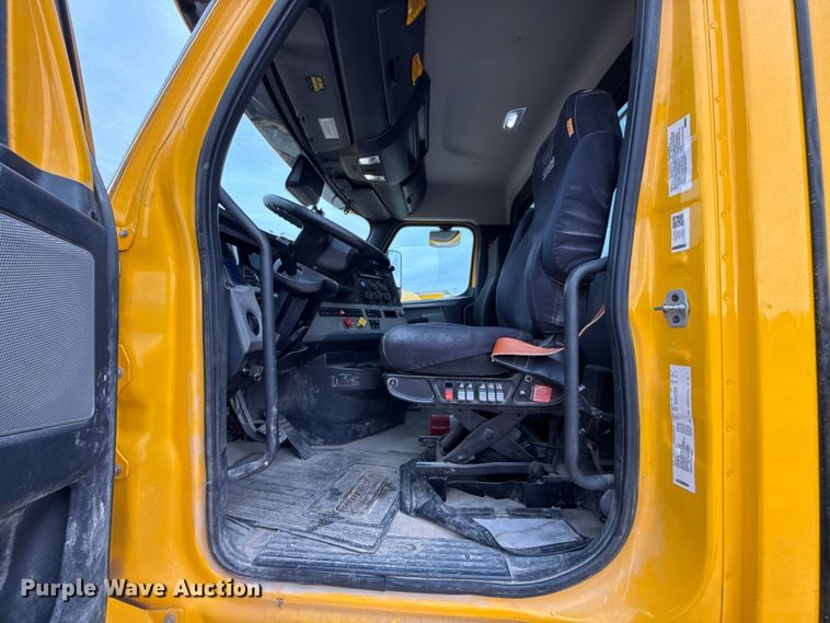 image for item HI9382 2022 Freightliner Cascadia 126 semi truck