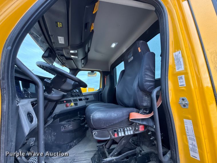 image for item HI9382 2022 Freightliner Cascadia 126 semi truck