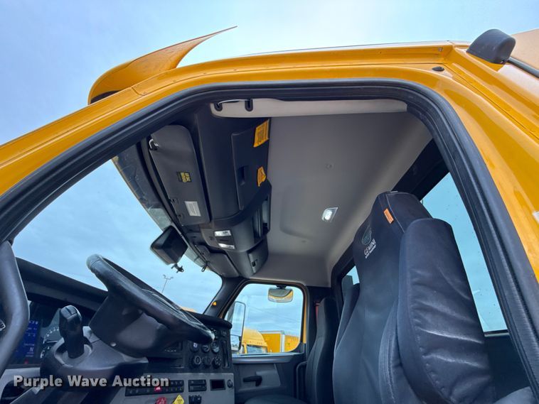 image for item HI9382 2022 Freightliner Cascadia 126 semi truck